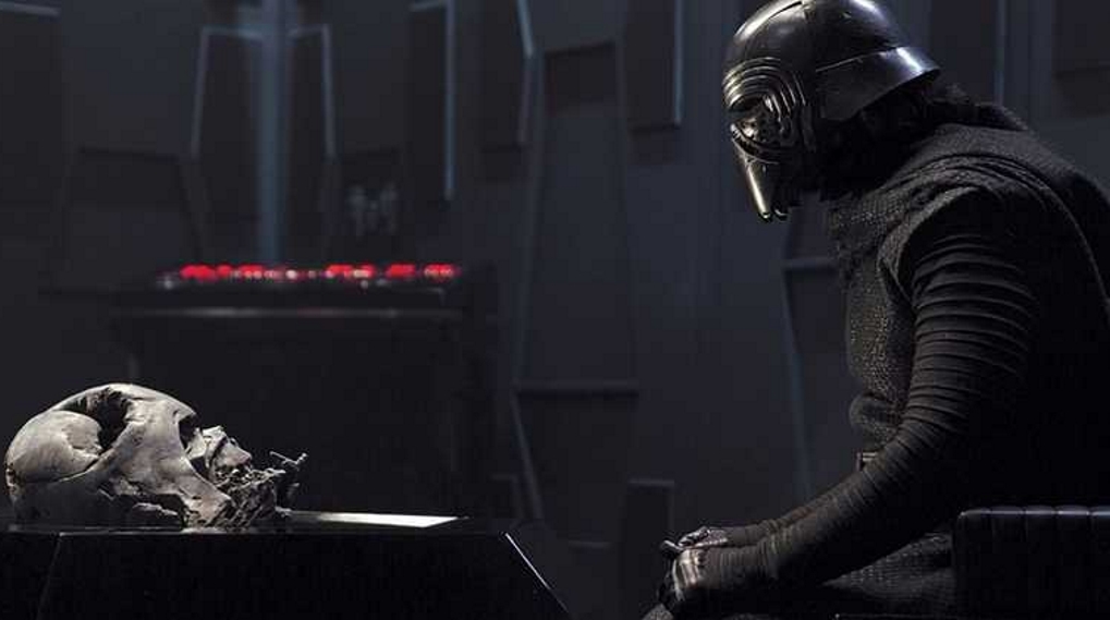 Kylo Ren ny hjelm Star Wars episode ix / Filmz.dk