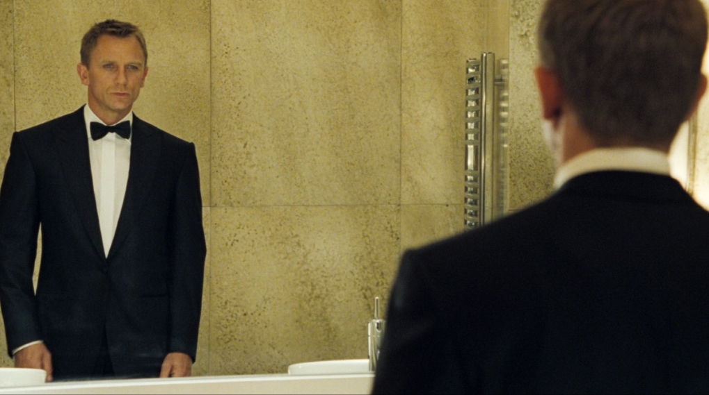 Bond 25 lurer toilet / Filmz.dk