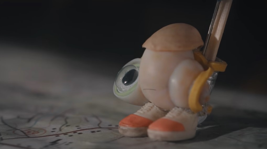 marcel the shell with shoes on trailer / filmz.dk